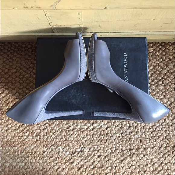 NIB BRIAN ATWOOD LEATHER FEVORA HEEL PUMP 9.5 - Picture 6 of 12